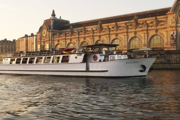 Croisière privée anniversaire custom sur bateau luxe Seine devant Gare d'Austerlitz Paris au coucher de soleil