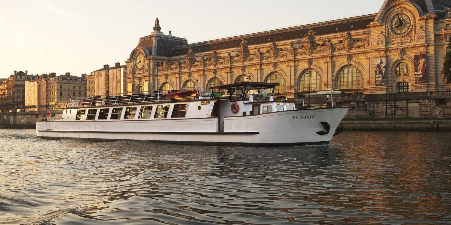 Croisière privée anniversaire custom sur bateau luxe Seine devant Gare d'Austerlitz Paris au coucher de soleil