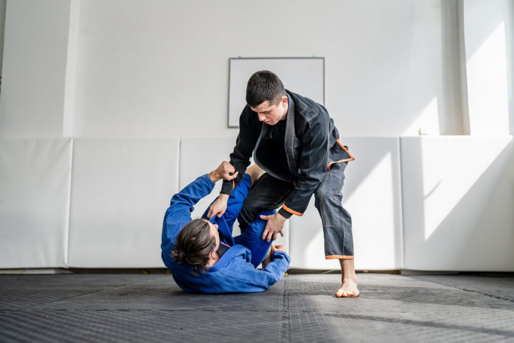 Coach jujitsu professionnel enseigne soumission au sol à domicile dans dojo parisien pour session privée