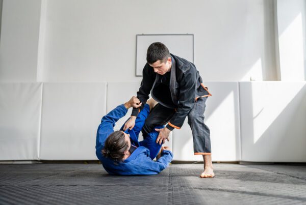Coach jujitsu professionnel enseigne soumission au sol à domicile dans dojo parisien pour session privée