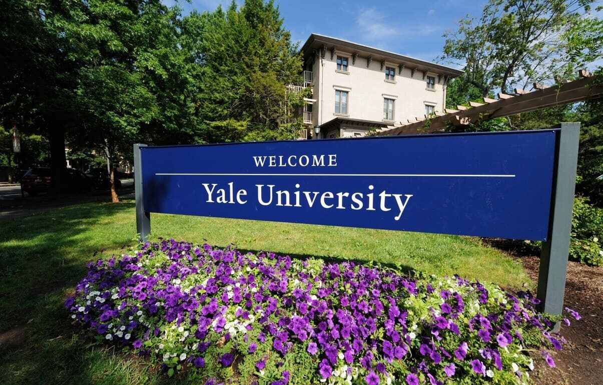 Panneau d'entrée Yale University illustrant succès coaching admission universités US pour étudiants français à Paris