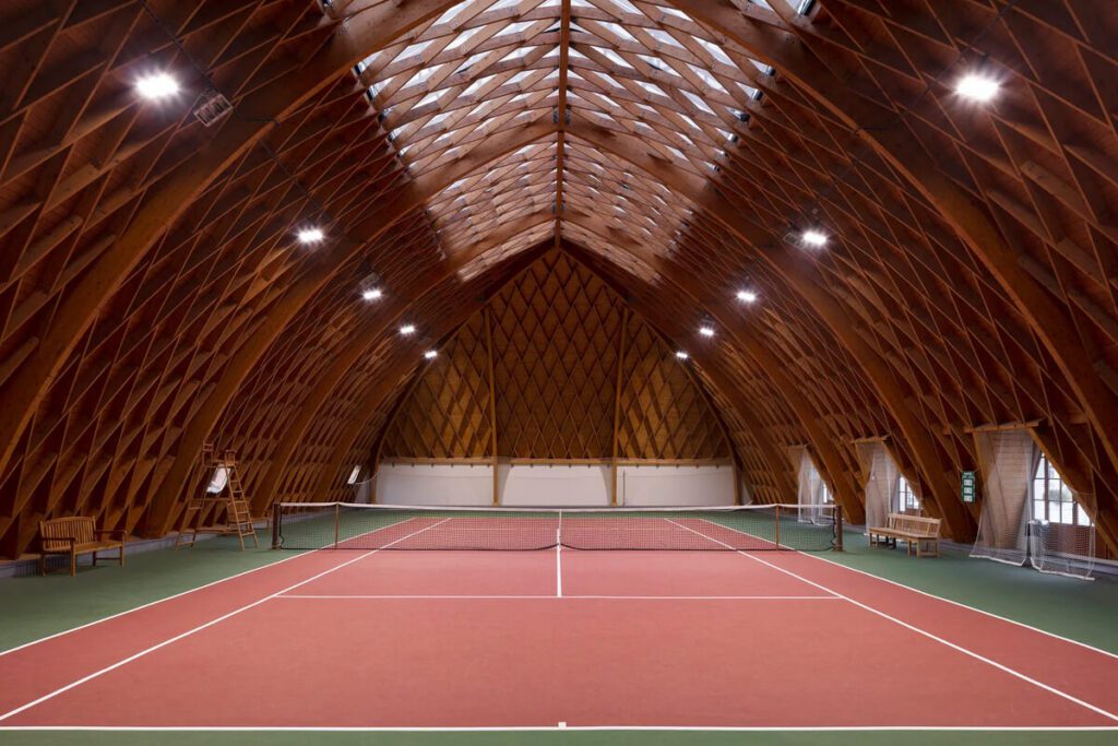 Court tennis couvert charpente bois éclairage LED terrain rouge Paris