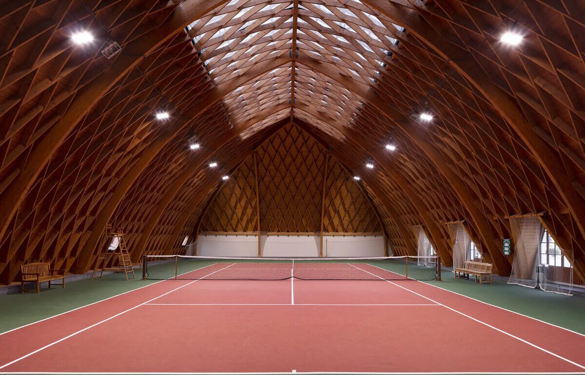 Court tennis couvert charpente bois éclairage LED terrain rouge Paris