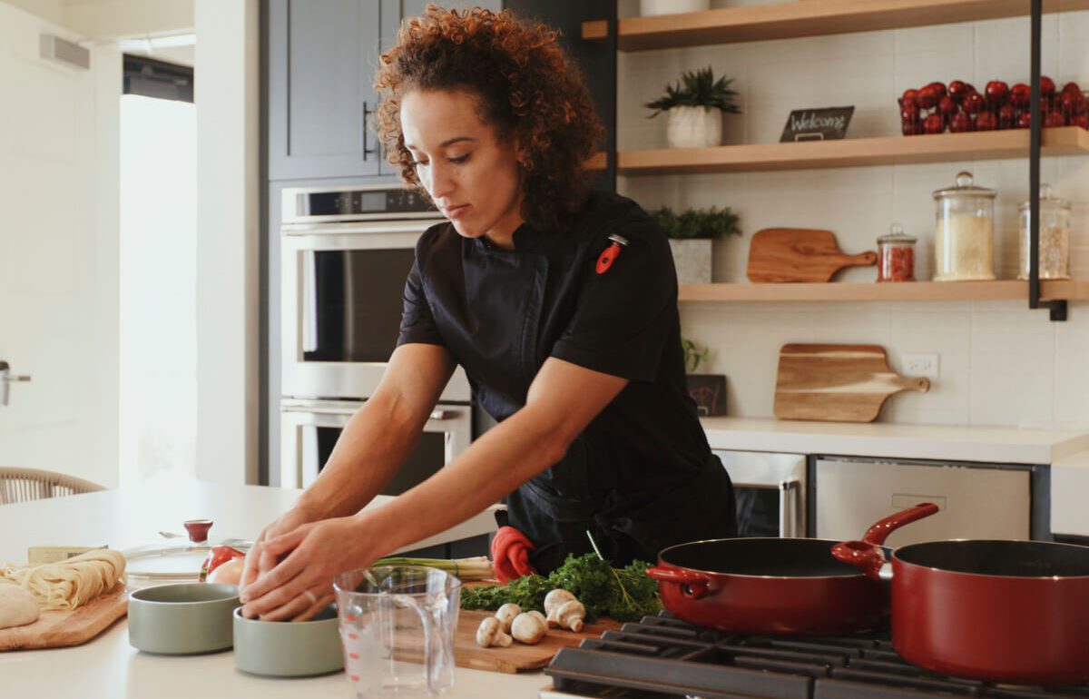 Cuisinier chef à domicile prépare ingrédients frais en cuisine moderne pour service luxury à Paris