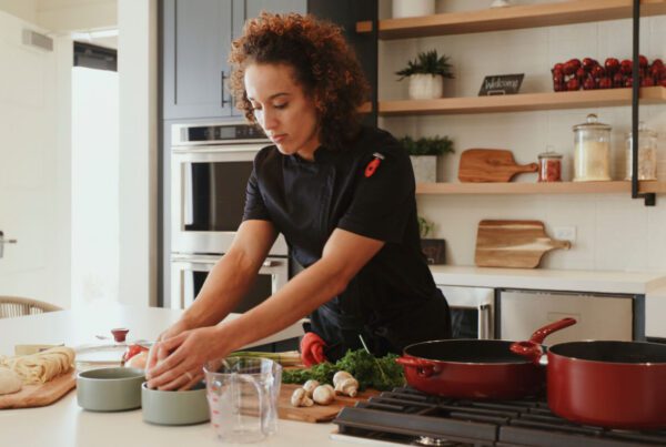 Cuisinier chef à domicile prépare ingrédients frais en cuisine moderne pour service luxury à Paris