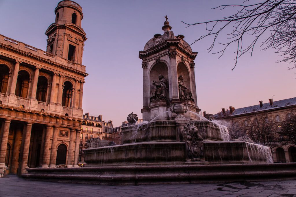 Fontaine Médicis Place des Vosges Paris photographie pour recherche locataire appartement haussmannien luxury conciergerie