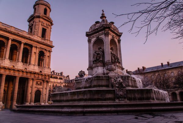 Fontaine Médicis Place des Vosges Paris photographie pour recherche locataire appartement haussmannien luxury conciergerie