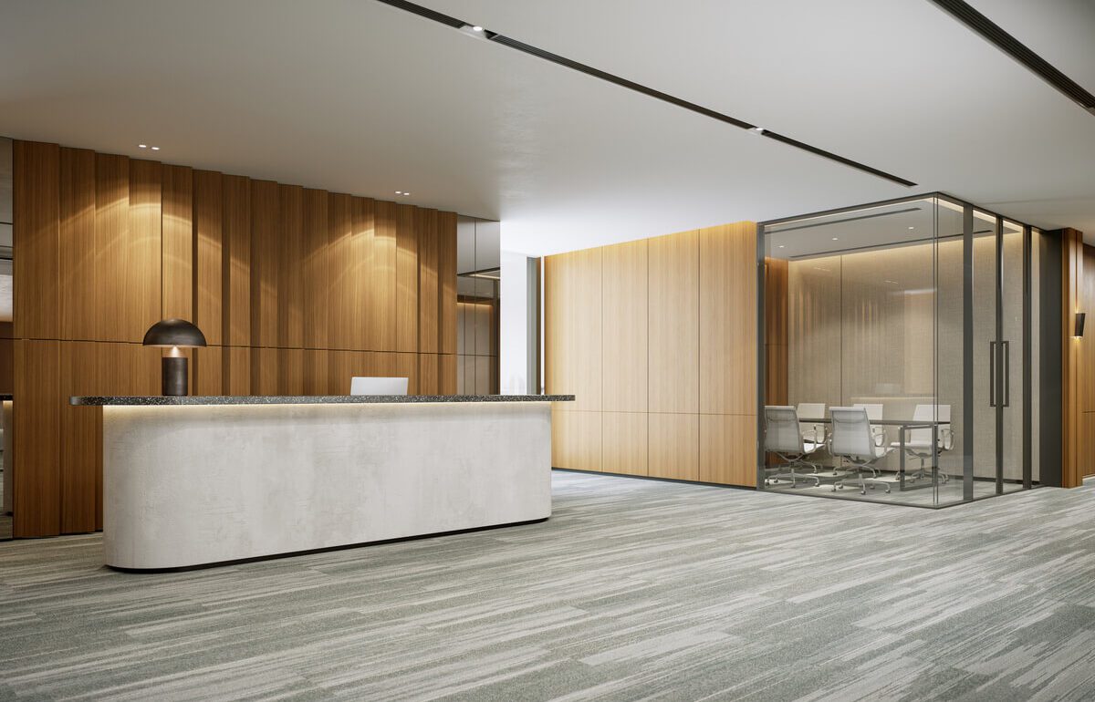 Bureau professionnel haut de gamme trouvé à Paris avec accueil bois clair et salle de réunion vitrée pour client executive