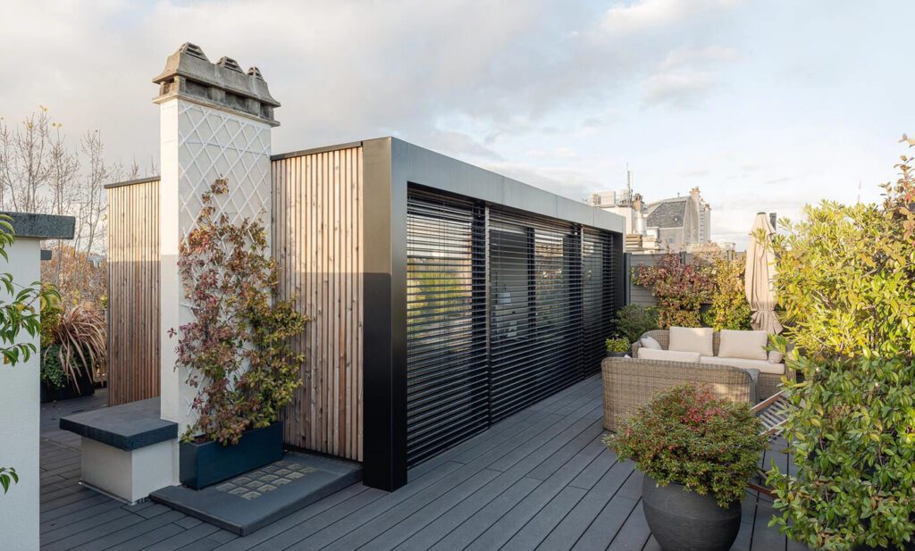 Rooftop luxueux bois cloisons végétation vue Paris hôtel particulier rénové