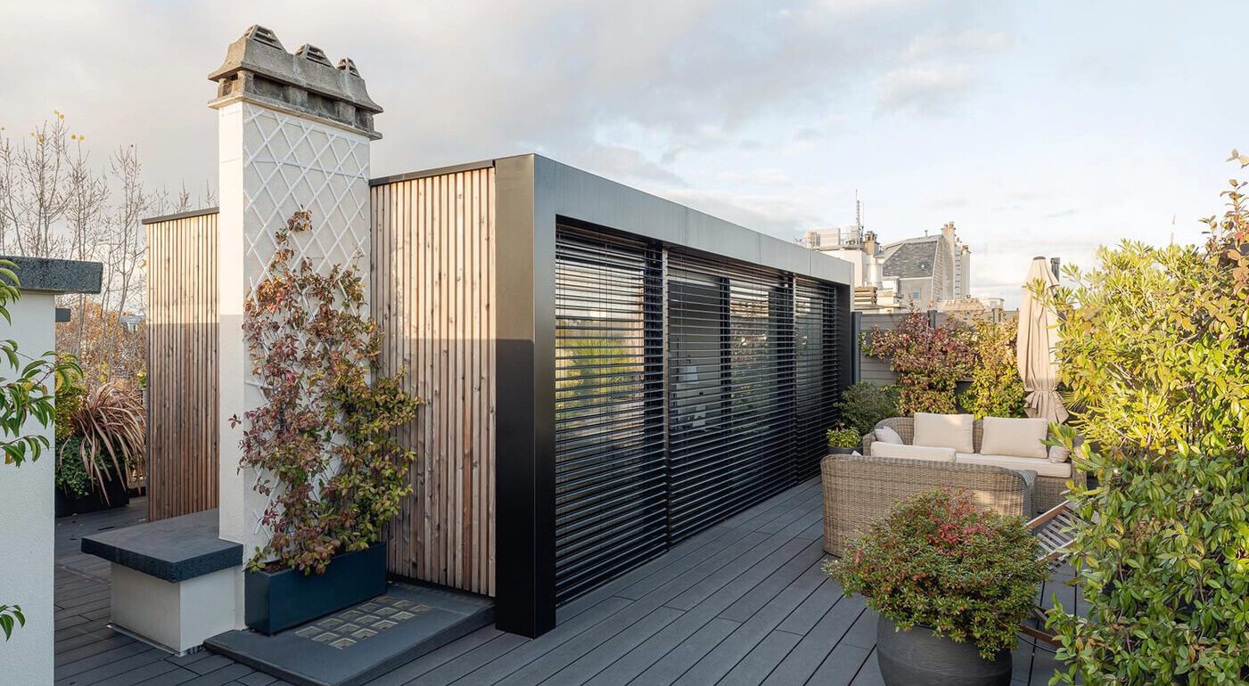 Rooftop luxueux bois cloisons végétation vue Paris hôtel particulier rénové