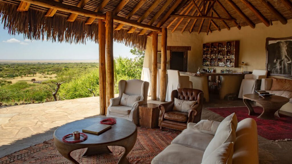 Lodge exclusif Ol Donyo Kenya safari vue savane africaine terrasse bois bar vins fauteuils cuir conciergerie voyage prestige
