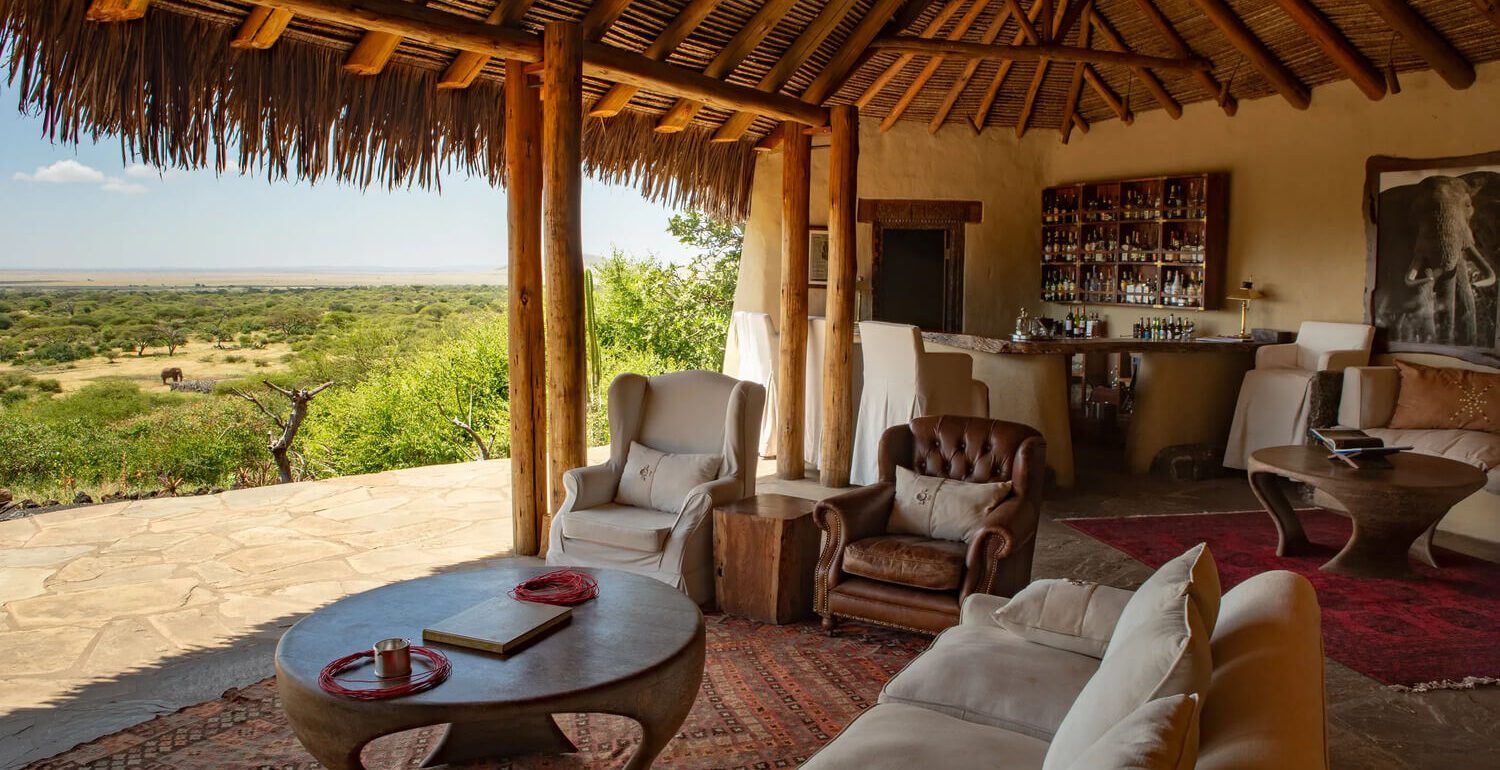 Lodge exclusif Ol Donyo Kenya safari vue savane africaine terrasse bois bar vins fauteuils cuir conciergerie voyage prestige