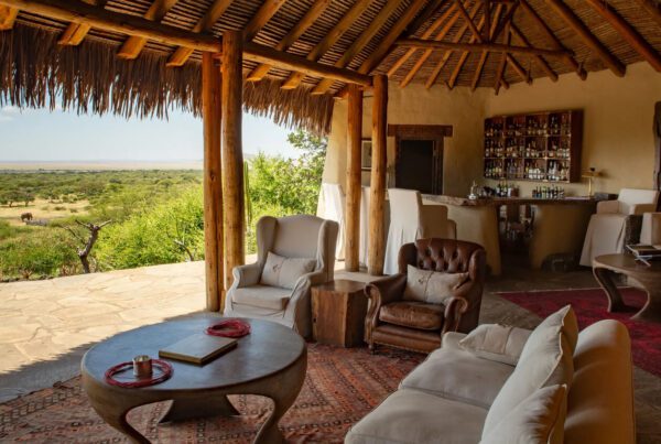 Lodge exclusif Ol Donyo Kenya safari vue savane africaine terrasse bois bar vins fauteuils cuir conciergerie voyage prestige