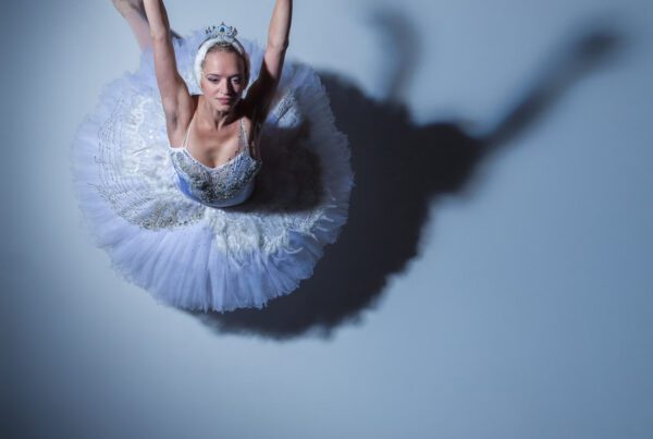 Ballerine danse classique tutu blanc diadème ombre projectée scène opéra Palais Garnier Paris conciergerie billets VIP