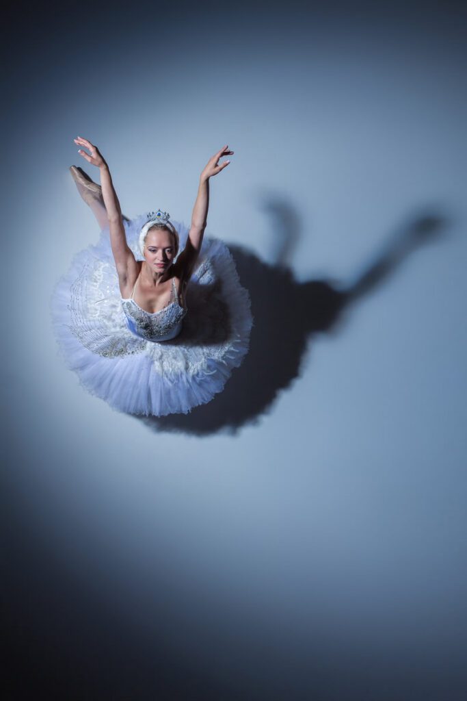 Ballerine danse classique tutu blanc diadème ombre projectée scène opéra Palais Garnier Paris conciergerie billets VIP