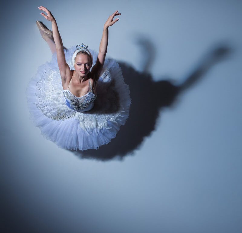 Ballerine danse classique tutu blanc diadème ombre projectée scène opéra Palais Garnier Paris conciergerie billets VIP