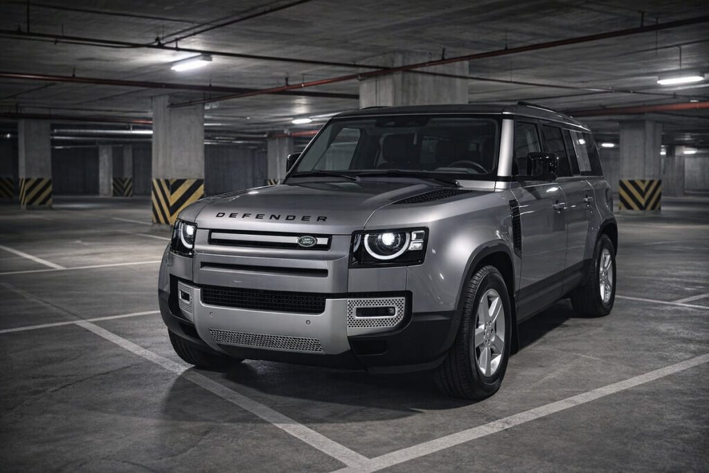 Land Rover Defender gris 4x4 premium parking souterrain vente rapide conciergerie automobile luxe Paris