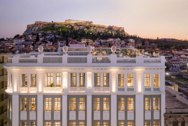 Hôtel The Dolly néoclassique blanc vue Parthénon Acropole Athènes Grèce sunset conciergerie voyage sur mesure Paris