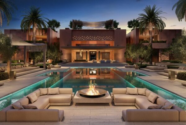 Riad marocain luxury Marrakech piscine illuminée feu central canapés lounge palmiers oliveraie nuit conciergerie voyages