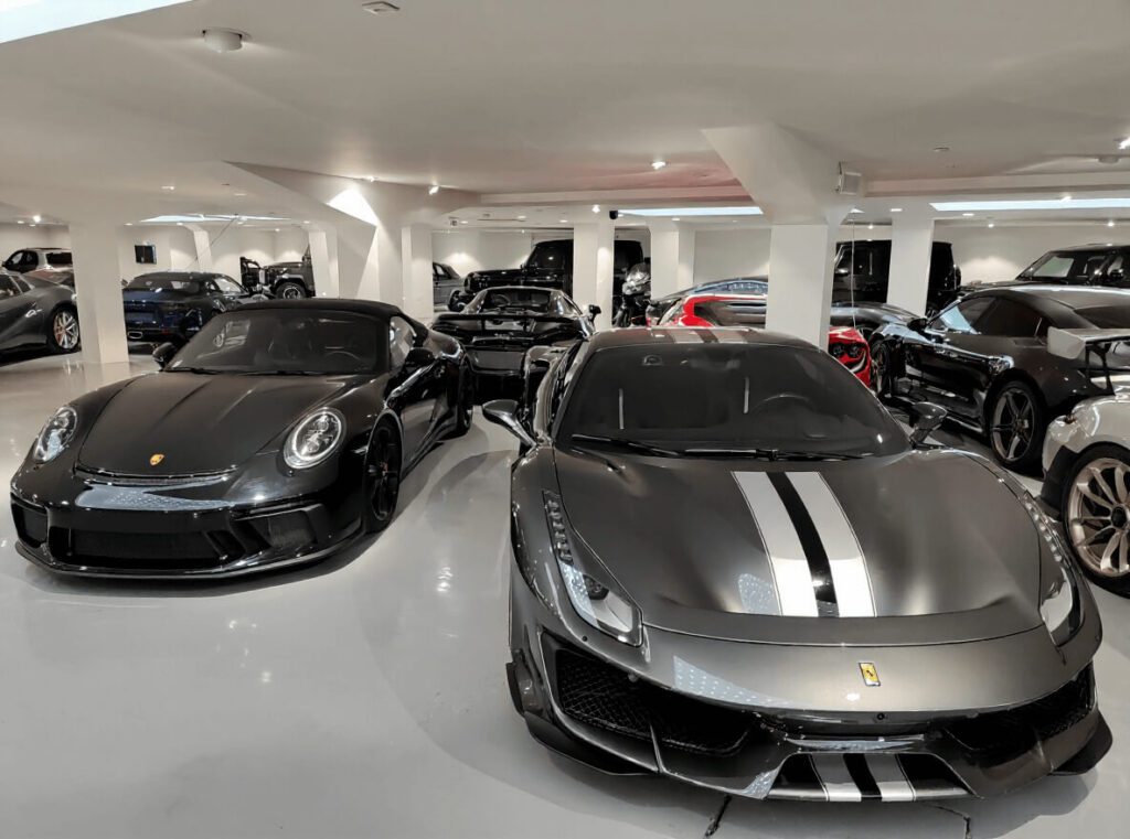 Porsche GT gris Ferrari 488 grise garage club automobile supercars Paris