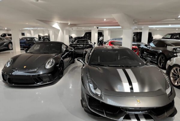 Porsche GT gris Ferrari 488 grise garage club automobile supercars Paris