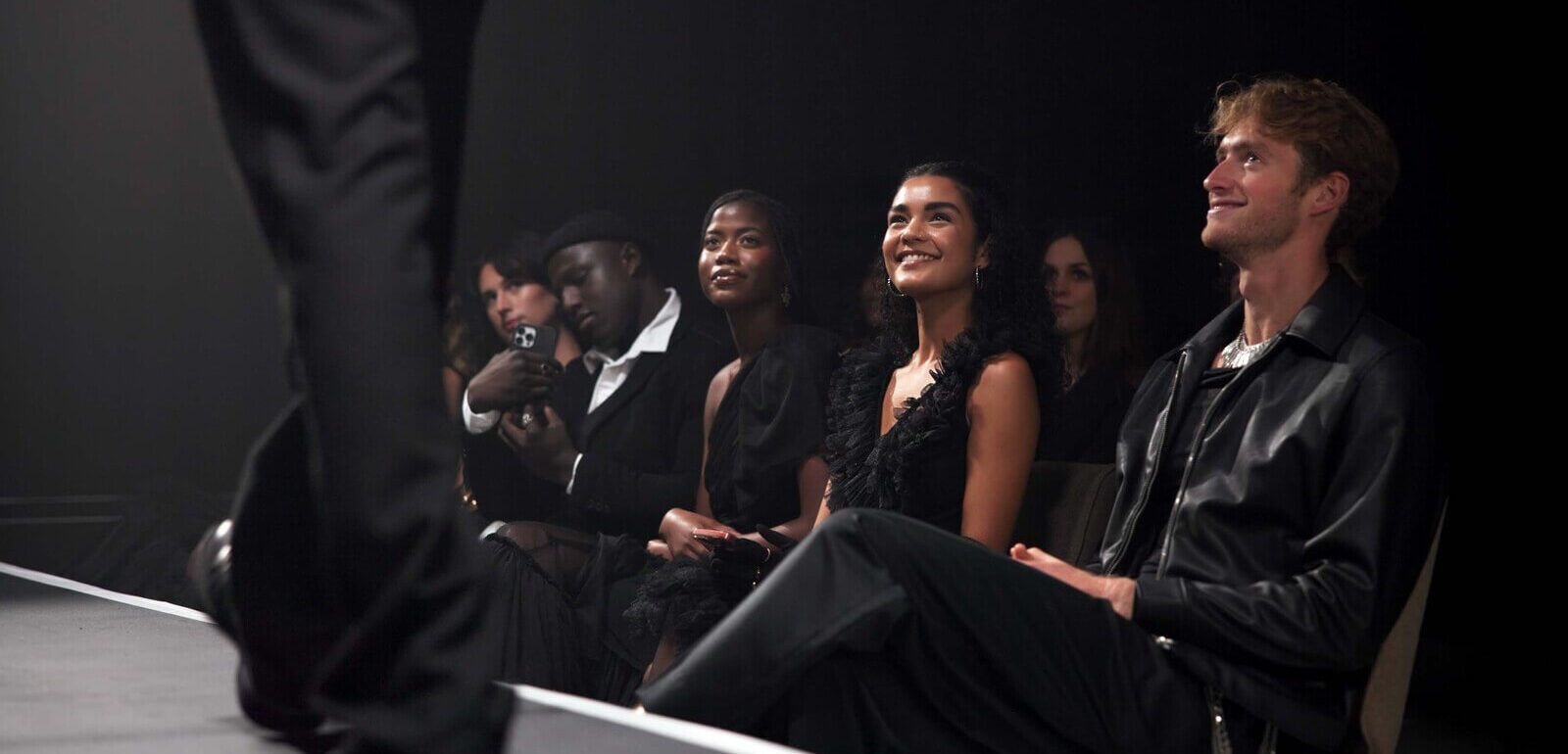 Front row VIP défilé haute couture Paris mannequins public diverse Fashion Week