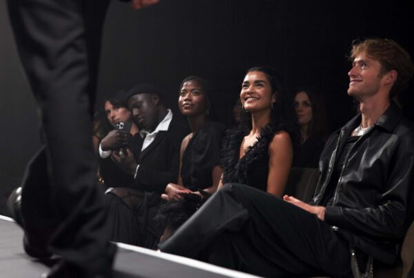 Front row VIP défilé haute couture Paris mannequins public diverse Fashion Week