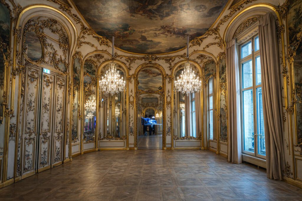 Quinceanera 15 ans Cristal Room Baccarat Paris invités robe tuxedo champagne lustres cristal soirée luxe