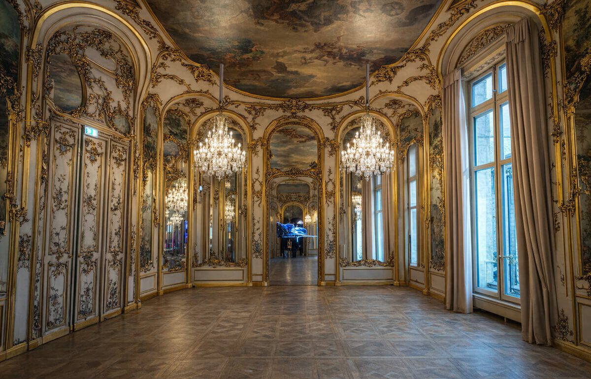 Quinceanera 15 ans Cristal Room Baccarat Paris invités robe tuxedo champagne lustres cristal soirée luxe