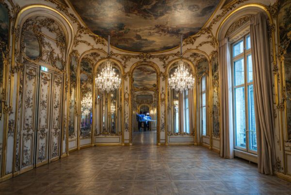 Quinceanera 15 ans Cristal Room Baccarat Paris invités robe tuxedo champagne lustres cristal soirée luxe