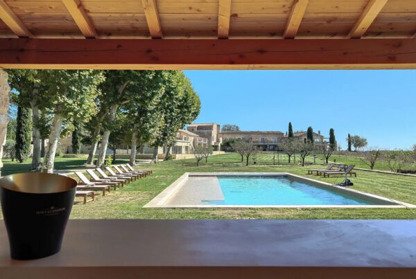 Piscine bleue villa bastide Provence transats champagne vue paysage séminaire luxe