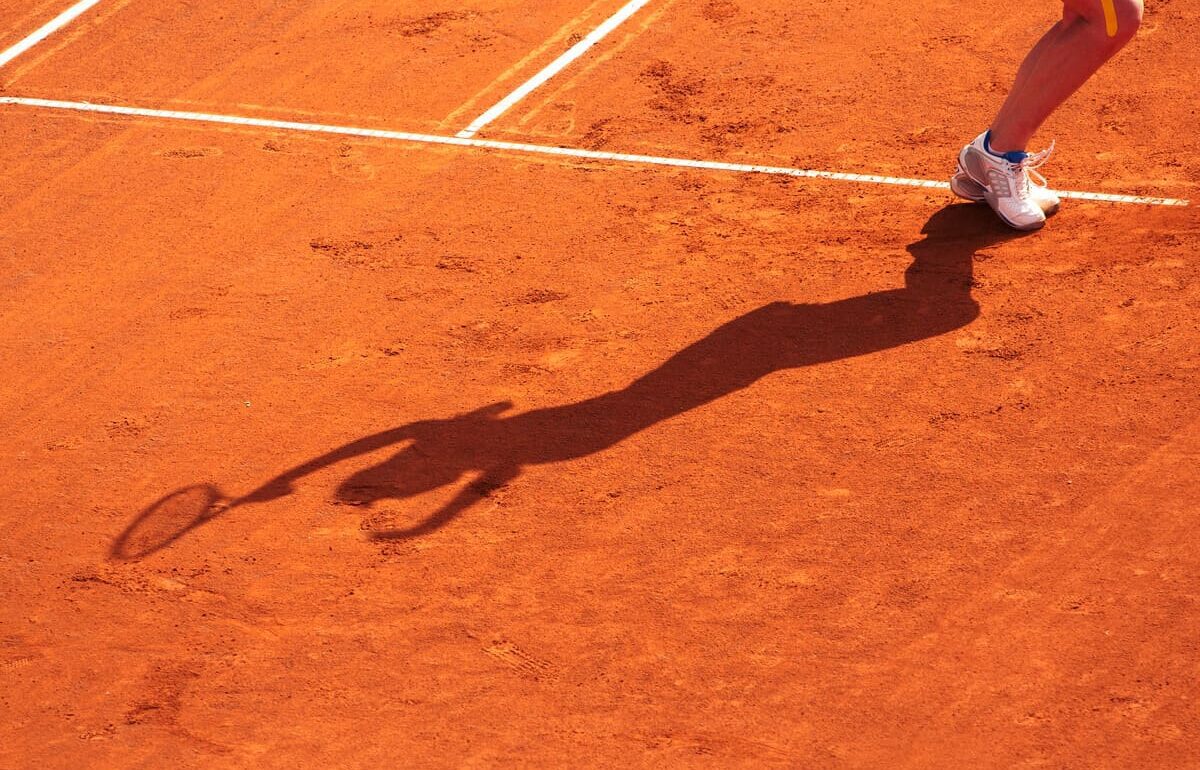 Ombre silhouette tenniswoman raquette court terre battue ocre Roland Garros VIP Paris
