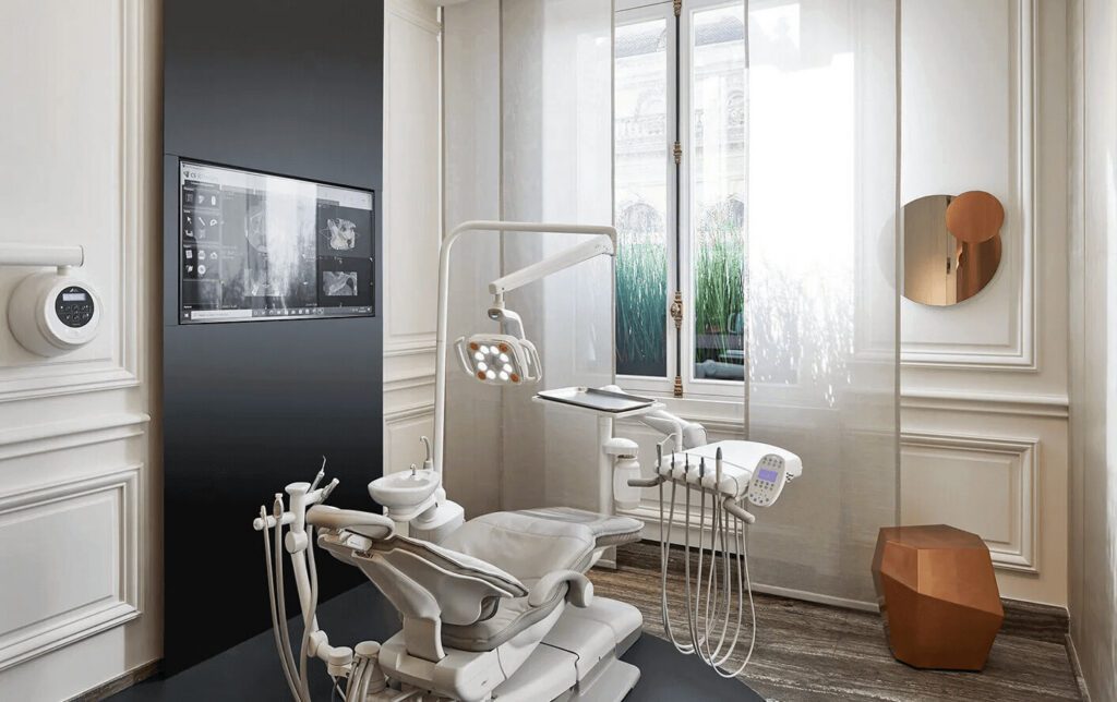 Chaise dentaire blanche lampe écran TV cabinet dentaire haut de gamme Paris moderne déco cuivre