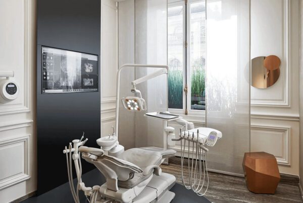 Chaise dentaire blanche lampe écran TV cabinet dentaire haut de gamme Paris moderne déco cuivre