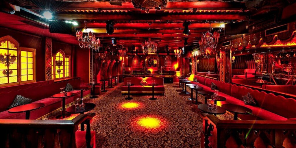 Club Raspoutine Paris salle rouge banquettes velours lustres spots deep house VIP