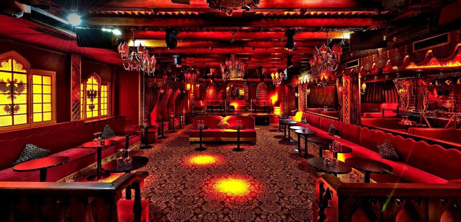 Club Raspoutine Paris salle rouge banquettes velours lustres spots deep house VIP