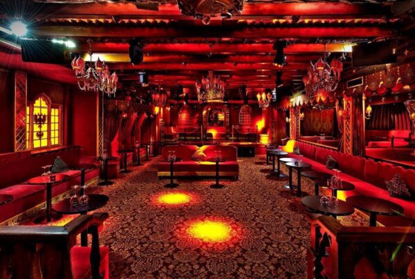 Club Raspoutine Paris salle rouge banquettes velours lustres spots deep house VIP